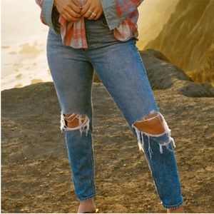 American Eagle Strigid Ripped Mom Jeans Size 4 Short